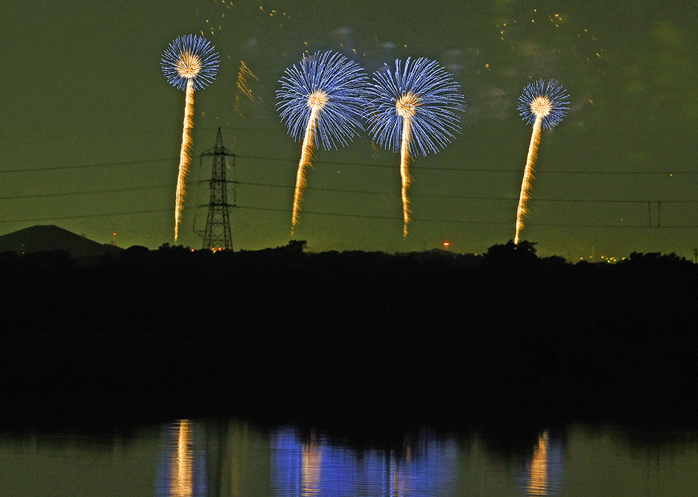 夏にそびえる北海道の鉄塔 100基　鉄塔写真