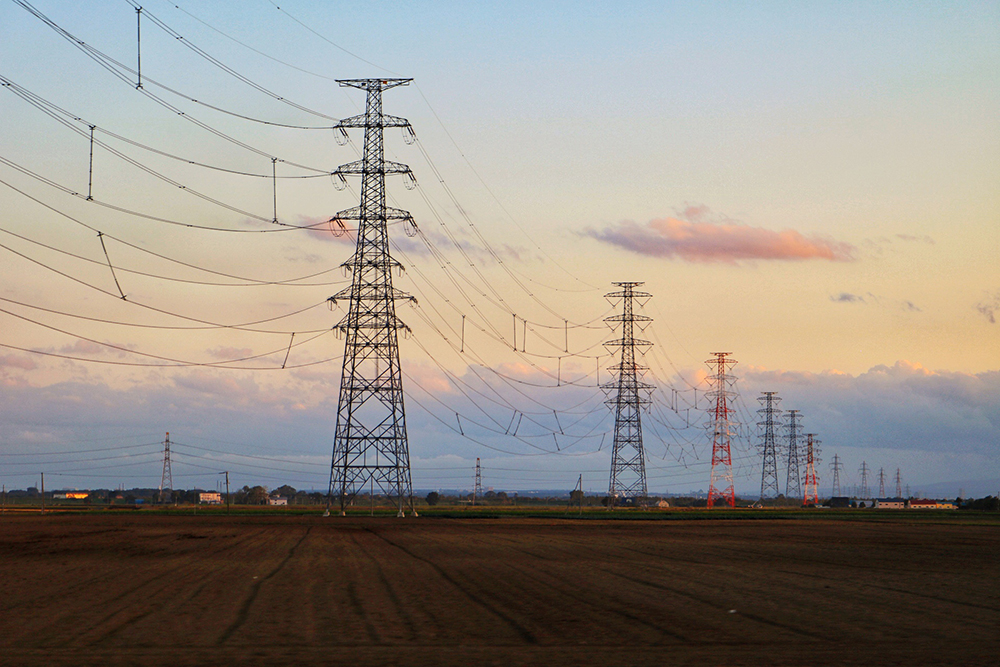 夏にそびえる北海道の鉄塔 100基　鉄塔写真