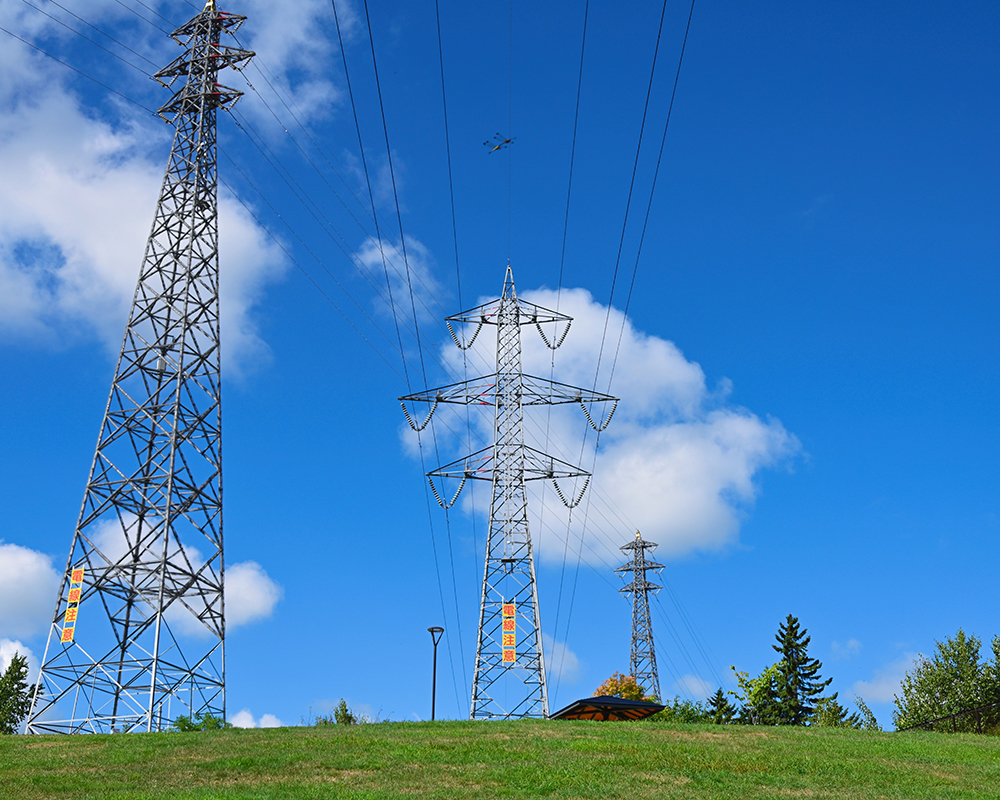 夏にそびえる北海道の鉄塔 100基　鉄塔写真
