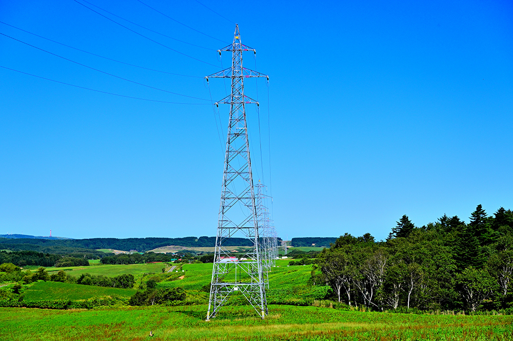 夏にそびえる北海道の鉄塔 100基　鉄塔写真