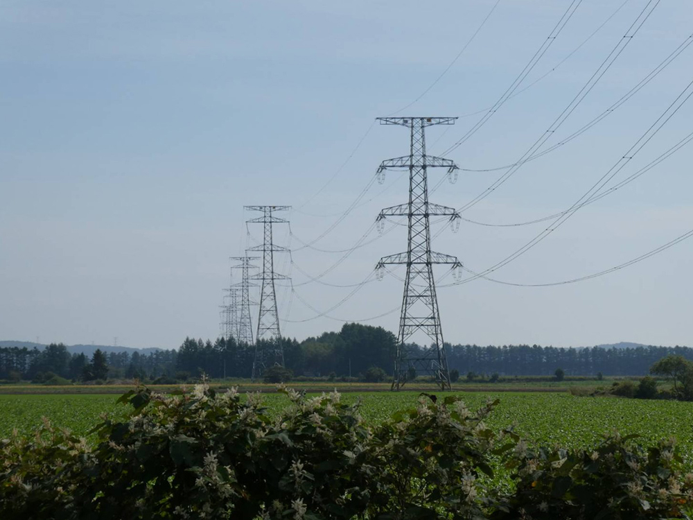 夏にそびえる北海道の鉄塔 100基　鉄塔写真