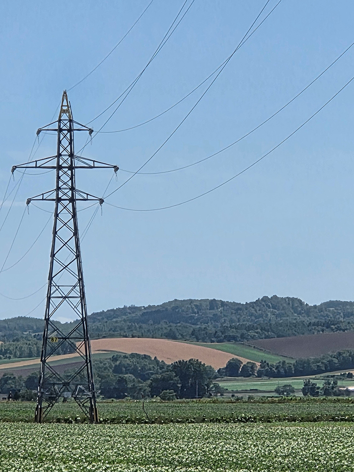 夏にそびえる北海道の鉄塔 100基　鉄塔写真