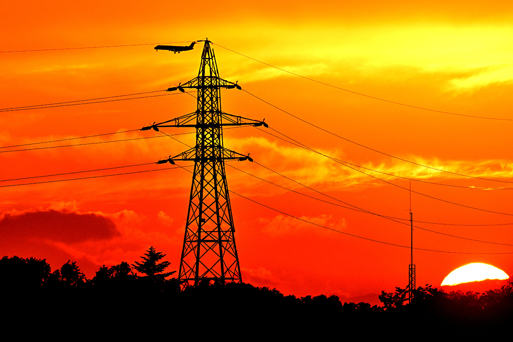 夏にそびえる北海道の鉄塔 100基　鉄塔写真