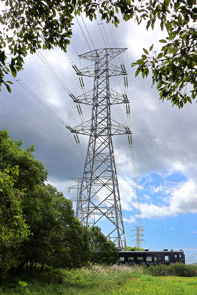 夏にそびえる北海道の鉄塔 100基　鉄塔写真