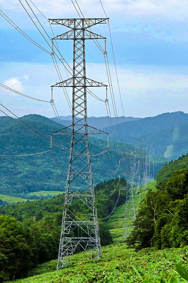 夏にそびえる北海道の鉄塔 100基　鉄塔写真