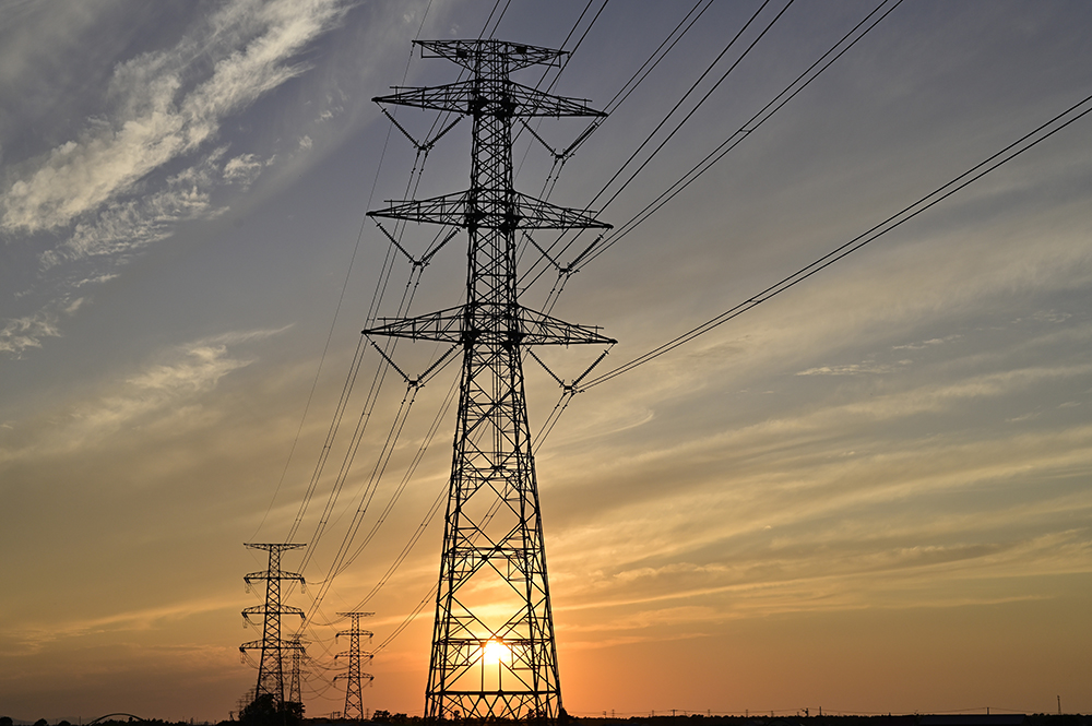 夏にそびえる北海道の鉄塔 100基　鉄塔写真