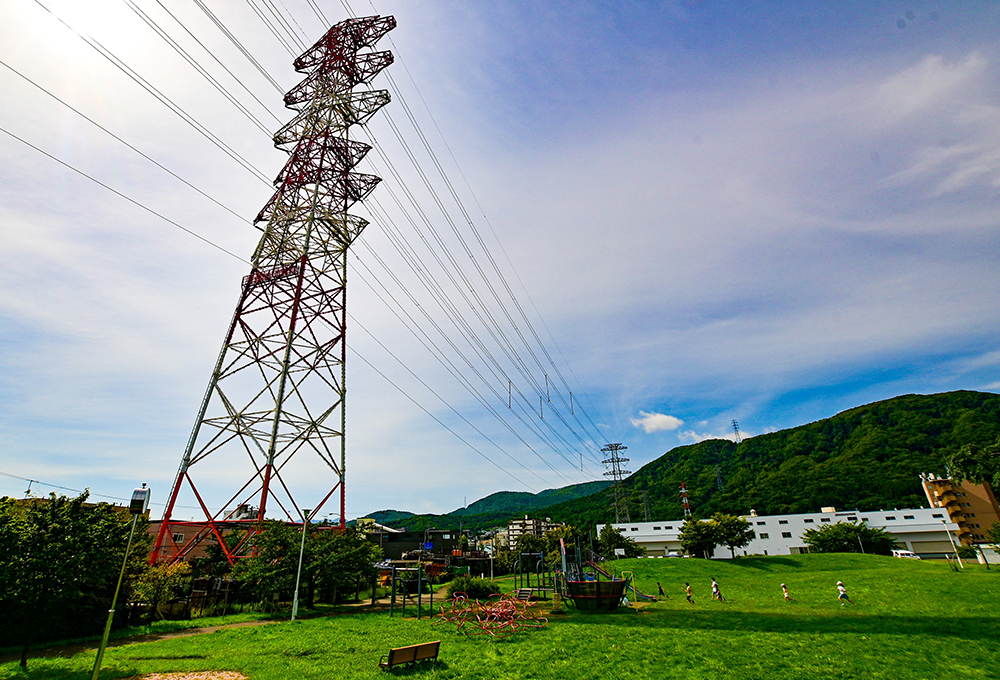 夏にそびえる北海道の鉄塔 100基　鉄塔写真