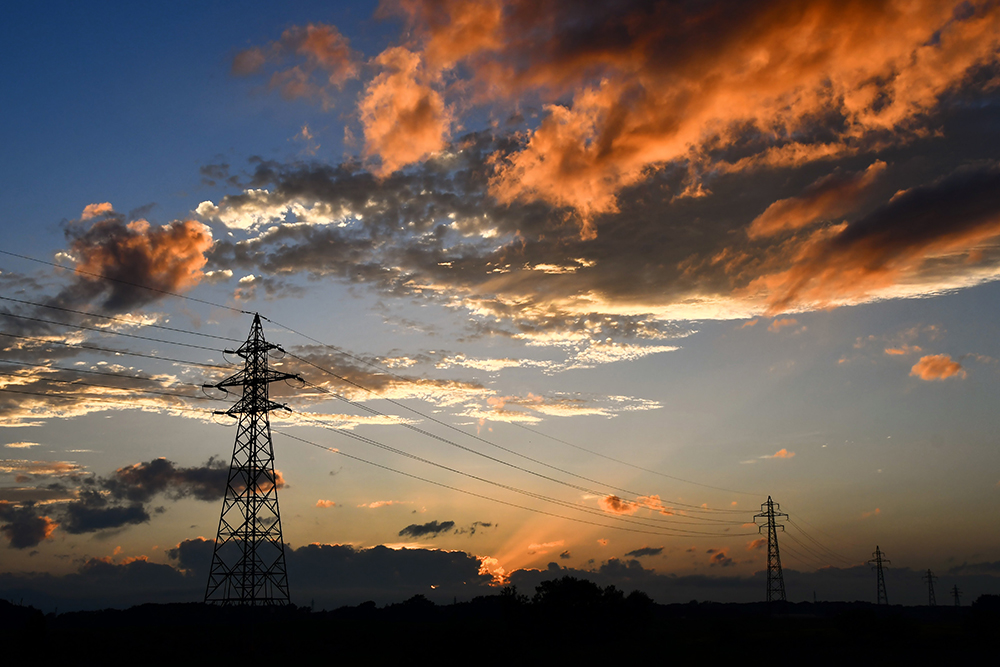夏にそびえる北海道の鉄塔 100基　鉄塔写真