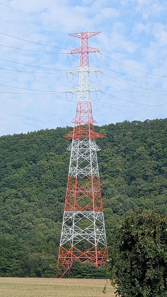 夏にそびえる北海道の鉄塔 100基　鉄塔写真