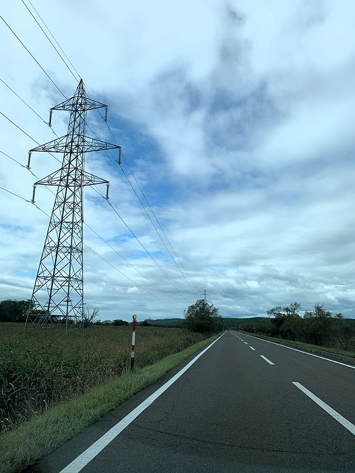 夏にそびえる北海道の鉄塔 100基　鉄塔写真