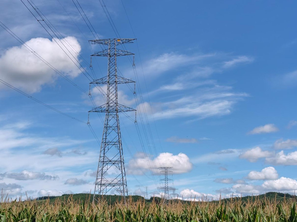 夏にそびえる北海道の鉄塔 100基　鉄塔写真