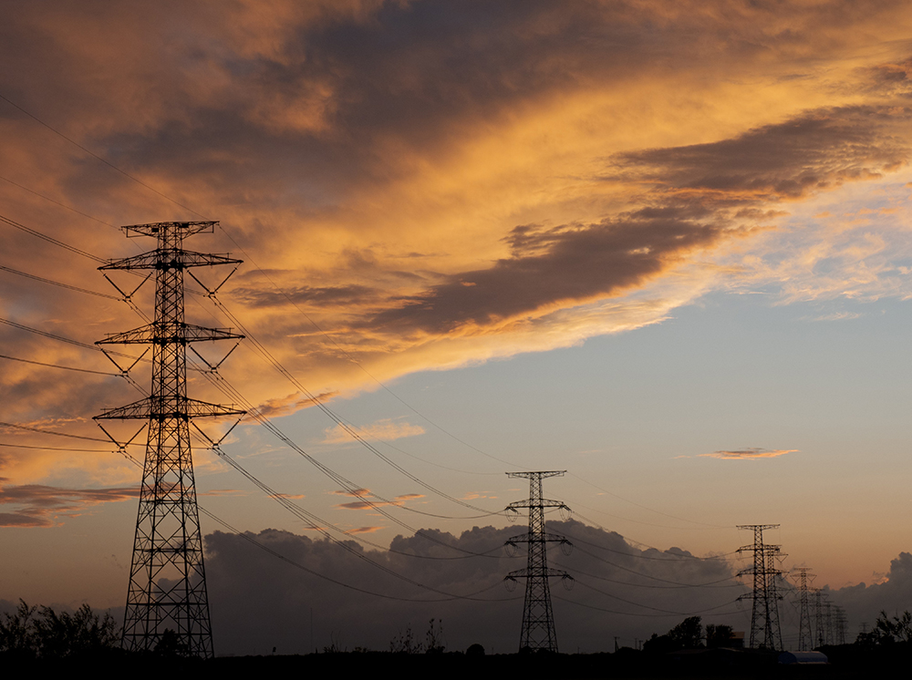 夏にそびえる北海道の鉄塔 100基　鉄塔写真