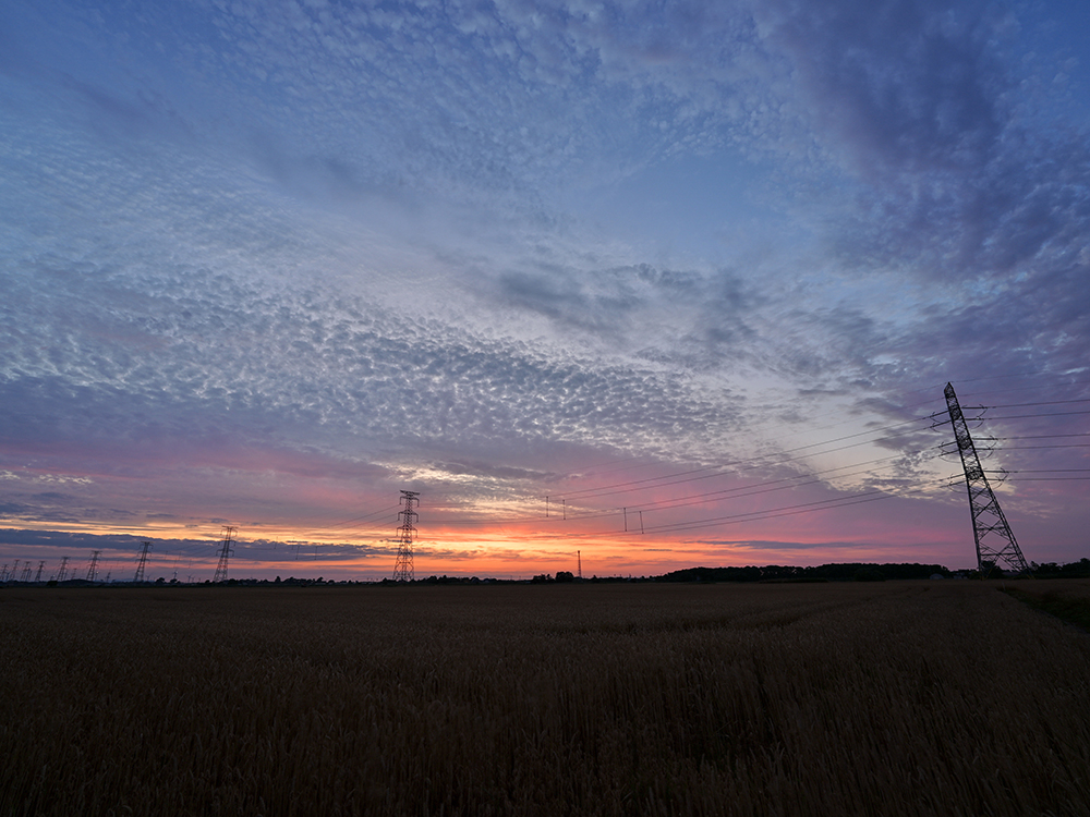 夏にそびえる北海道の鉄塔 100基　鉄塔写真
