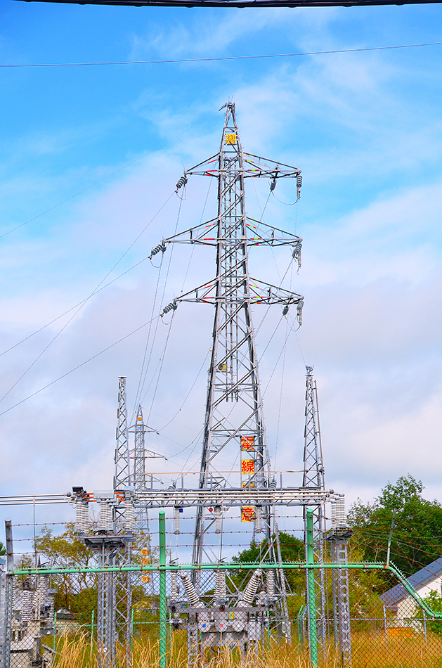 夏にそびえる北海道の鉄塔 100基　鉄塔写真