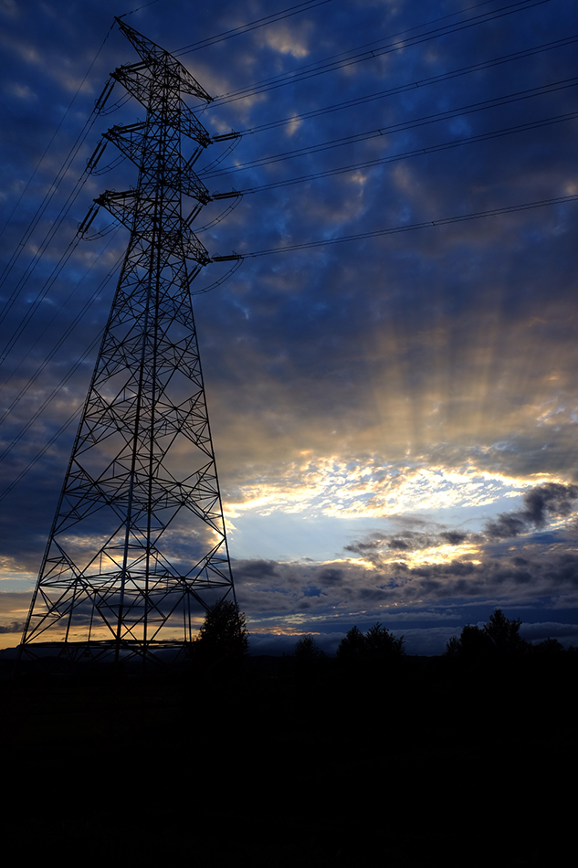 夏にそびえる北海道の鉄塔 100基　鉄塔写真