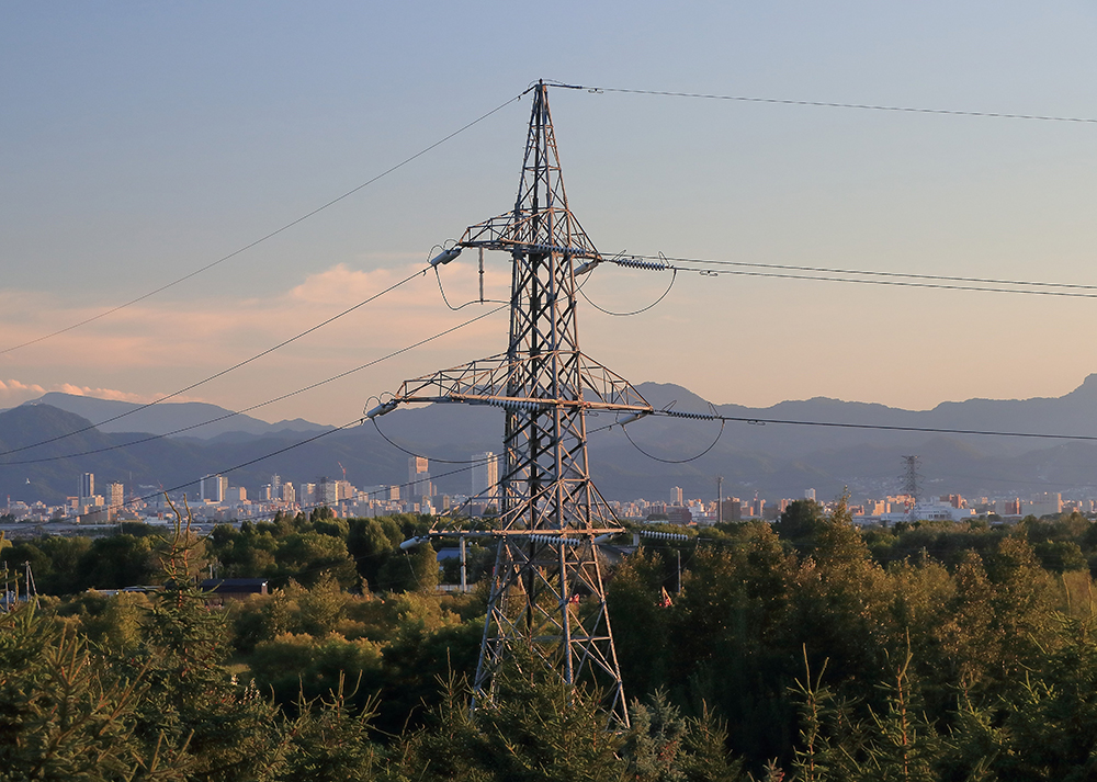 夏にそびえる北海道の鉄塔 100基　鉄塔写真