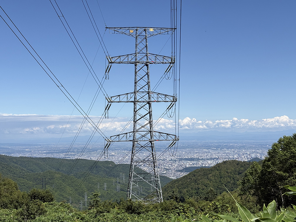 夏にそびえる北海道の鉄塔 100基　鉄塔写真