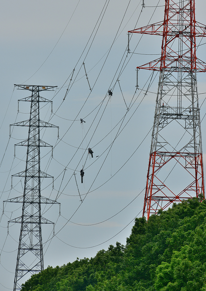 夏にそびえる北海道の鉄塔 100基　鉄塔写真