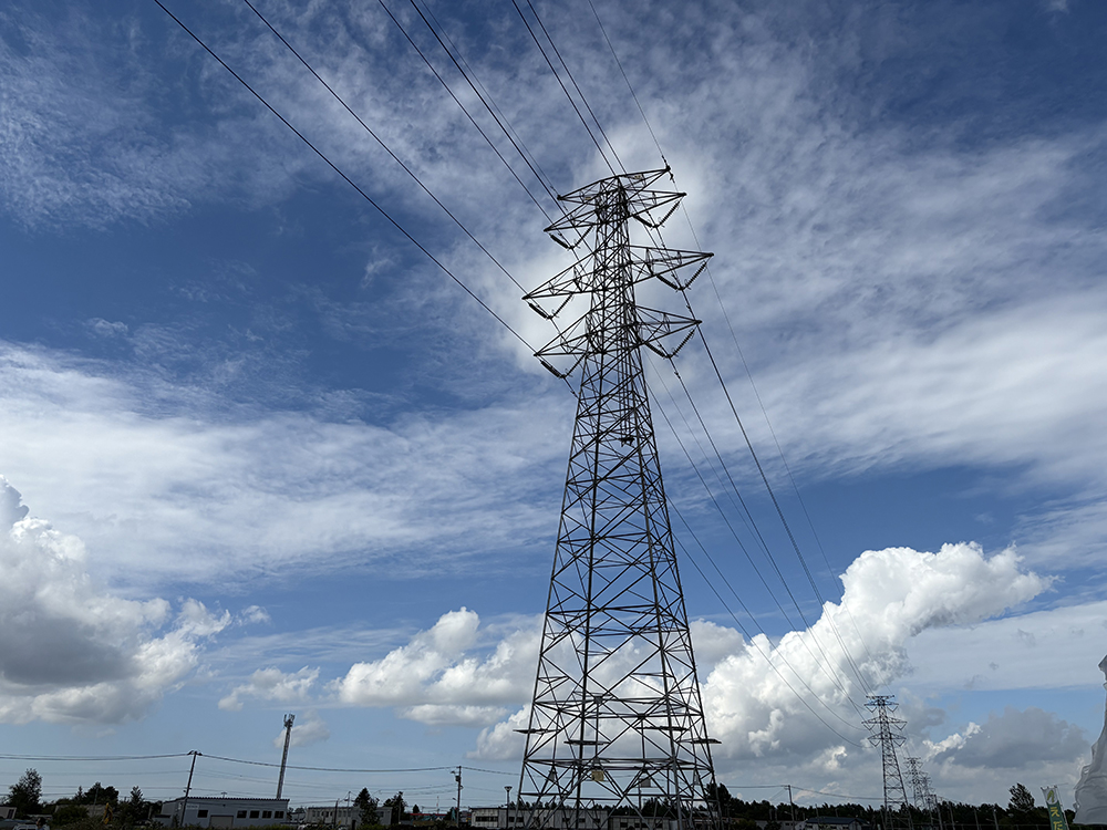 夏にそびえる北海道の鉄塔 100基　鉄塔写真
