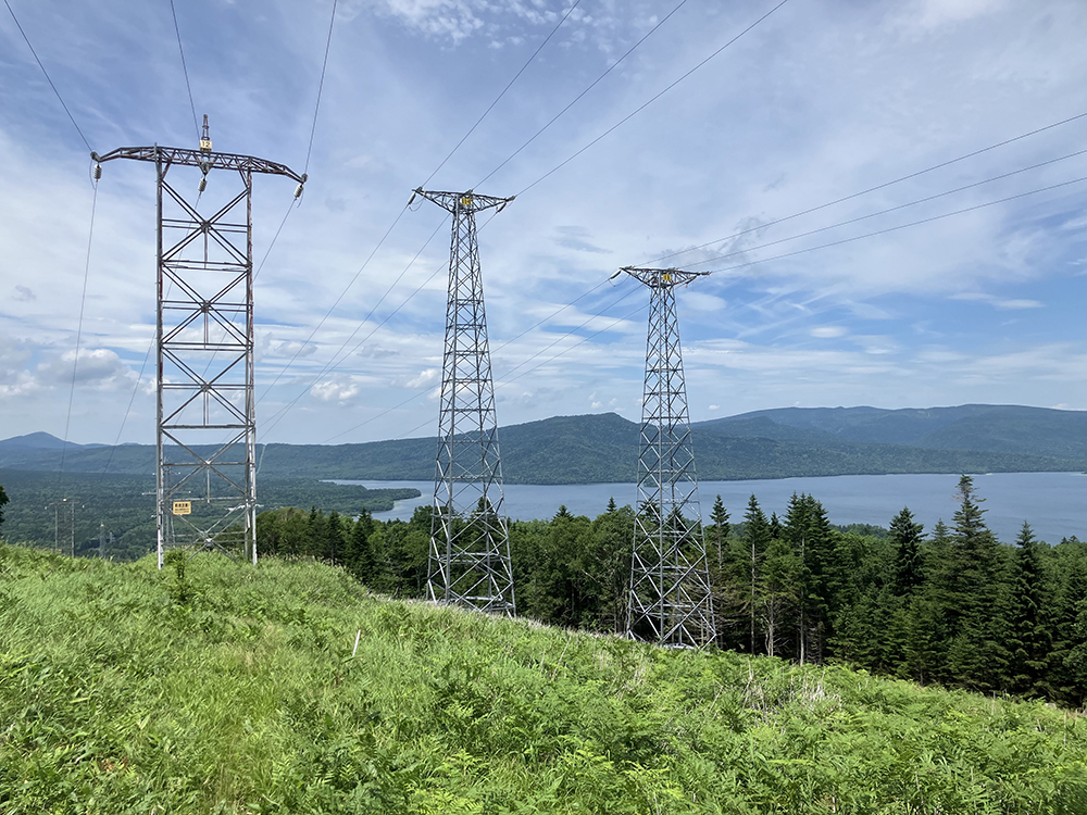夏にそびえる北海道の鉄塔 100基　鉄塔写真