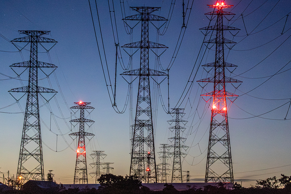 夏にそびえる北海道の鉄塔 100基　鉄塔写真